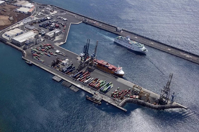 Más buques y mercancías en el puerto de Arrecife en Abril