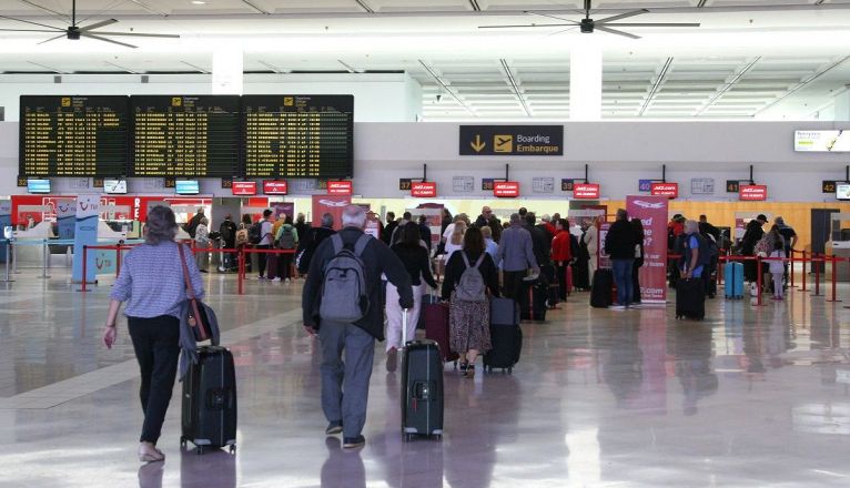 El aeropuerto de Lanzarote recibió en agosto un 6% más de viajeros que el año pasado