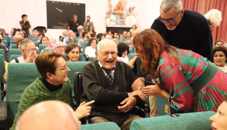 El estreno del documental “Javier Reyes: la mirada artesana” llena La Tegala en Haría