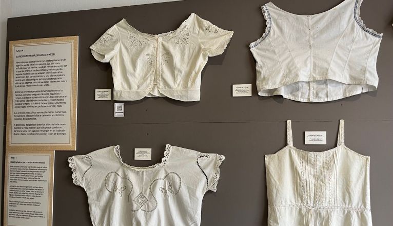 Más de 3.000 personas visitan la exposición 'Vestir la ropa blanca' en La Casa Amarilla