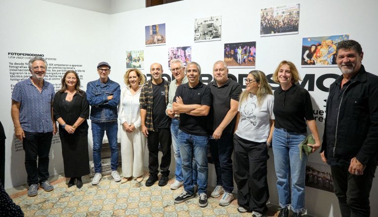 El fotoperiodismo de Lanzarote toma La Casa Amarilla con una mirada colectiva a su historia reciente