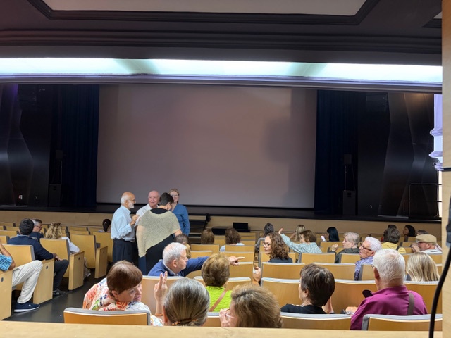 El Teatro Guiniguada acoge con entusiasmo la proyección del documental "Javier Reyes: la mirada artesana"