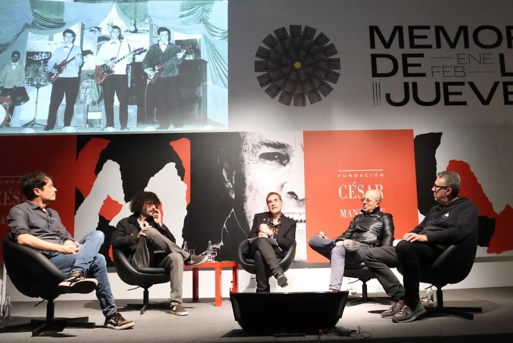 La mesa redonda sobre la historia del rock en Lanzarote llena la Sala José Saramago