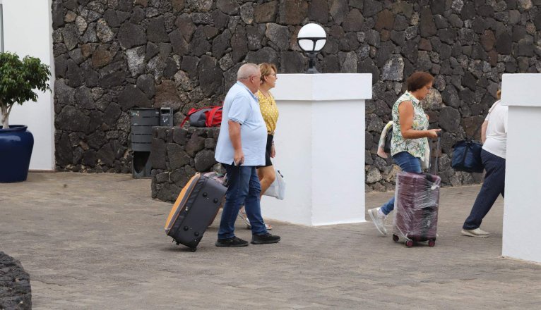 Las llegadas desde la península a Lanzarote suman siete meses cayendo