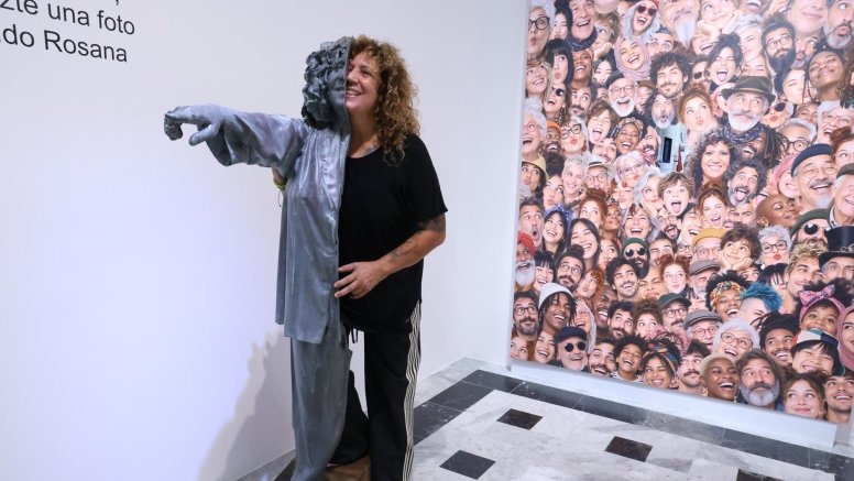 Rosana inaugura en La Casa Amarilla una exposición con vídeos, discos y su universo musical